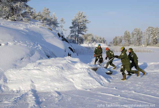 Talkooväki kokoaa norpan apukinosta Pihlajavedellä. kuva Juha Taskinen